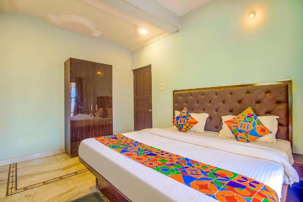 Bedroom with AC at FabExpress Amar Palace