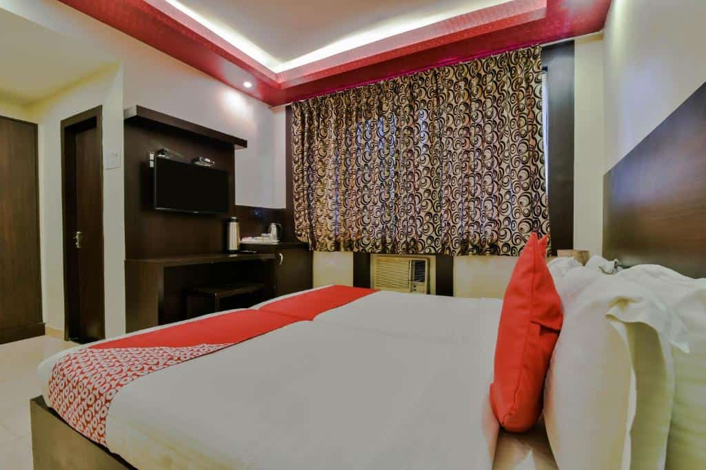 3 Star hotel Bedroom at Hotel Manoshanti in Panaji